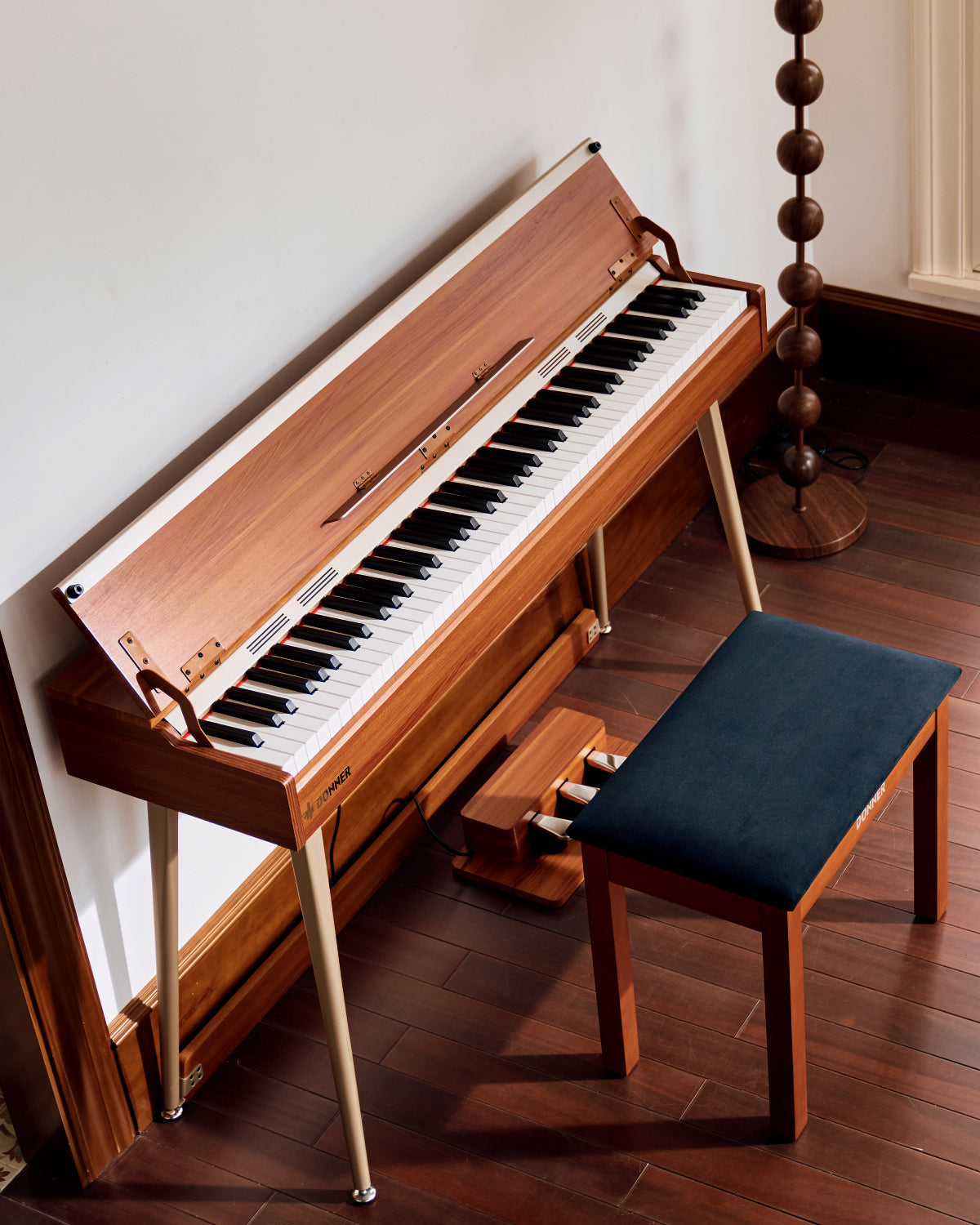 Donner DDP-80 PLUS Piano vertical digital de madera contrapesado de 88 teclas con tapa de 3 pedales